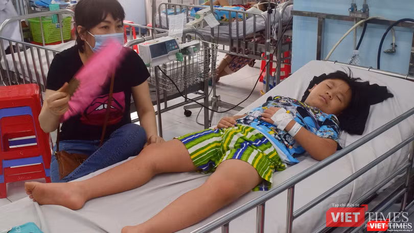 Bệnh nhi SXH chuyển từ BV Quận 12 tới BV Nhi Đồng 1- Ảnh: Hòa Bình