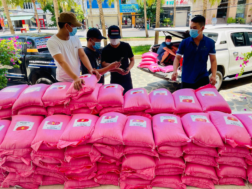 Công tác chuẩn bị và vận chuyển gạo được triển khai thần tốc đưa đến cụm dân cư trước lễ 2/9