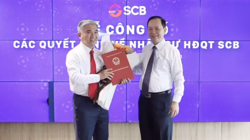 Ông Phan Đình Điền (trái) nhận quyết định giữ chức Chủ tịch HĐQT SCB (Ảnh: SBV)
