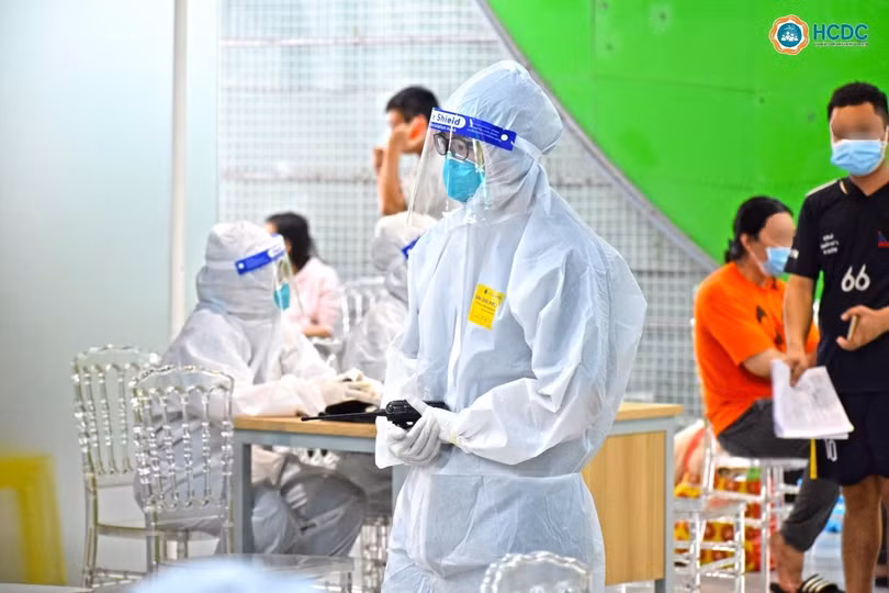 Trong lúc toàn bộ hệ thống y tế điều trị COVID-19 đều quá tải, việc hàng ngàn bệnh nhân được xuất viện là tin vui và nguồn động lực để các "chiến binh" áo trắng tiếp tục "chiến đấu" - Ảnh: HCDC 