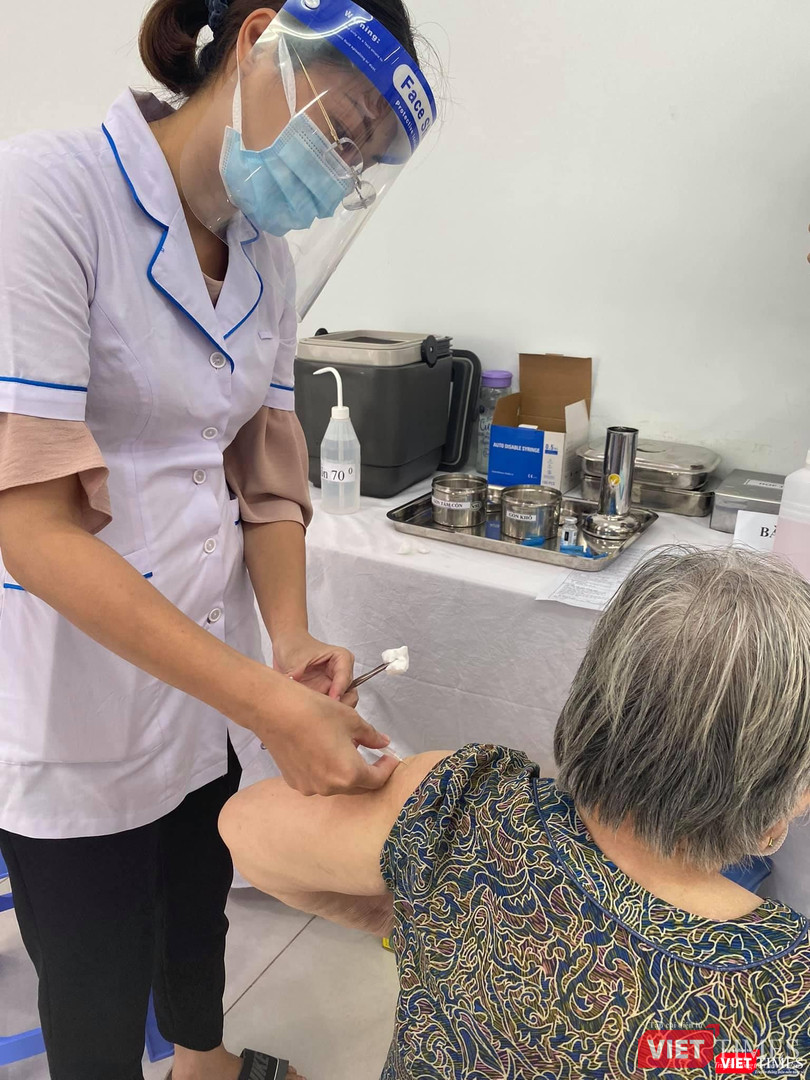 Đối tượng chính của đợt tiêm vaccine COVID-19 lần này tại TP.HCM là người cao tuổi và người yếu thế - Ảnh: BYT