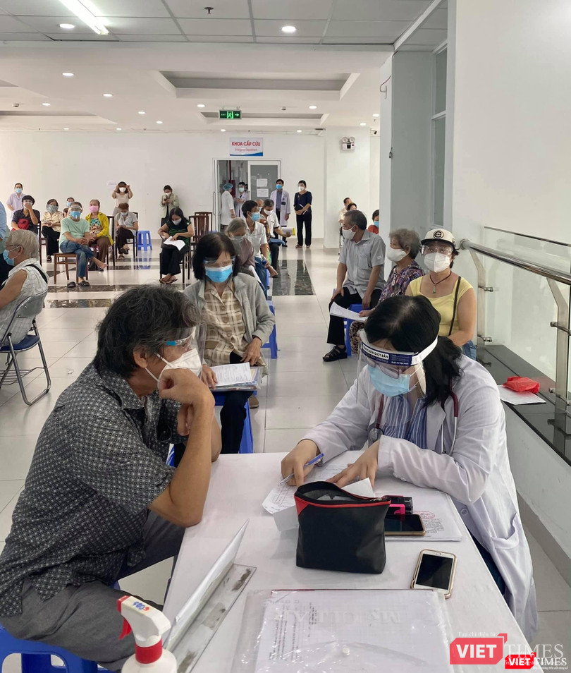 Người cao tuổi được đón tiếp, hướng dẫn, khám sàng lọc trước tiêm