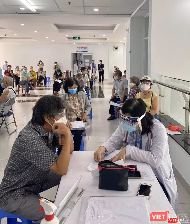 Cho đến thời gian dịch bệnh bùng phát mạnh như thế này, đối tượng đang được ưu tiên tiêm chủng COVID-19 trên địa bàn TP.HCM vẫn là người cao tuổi Cho đến thời gian dịch bệnh bùng phát mạnh như thế này, đối tượng đang được ưu tiên tiêm chủng COVID-19 trên địa bàn TP.HCM vẫn là người cao tuổi