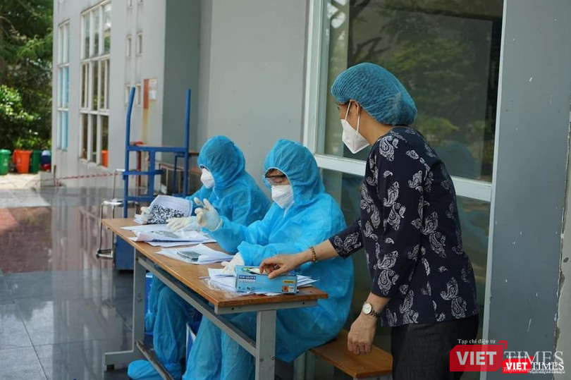 Bác sĩ Nguyễn Hồng Hạnh cùng nhân viên y tế kiểm tra danh sách bệnh nhân tại Khu cách ly tập trung Bác sĩ Nguyễn Hồng Hạnh cùng nhân viên y tế kiểm tra danh sách bệnh nhân tại Khu cách ly tập trung