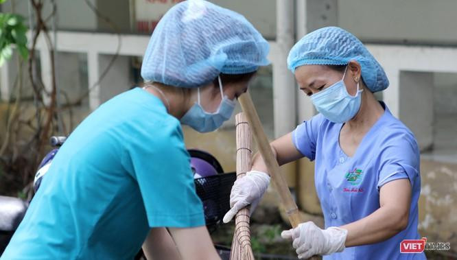 Công việc lặng thầm của các "chiến binh" blouse trắng - Ảnh: GVT