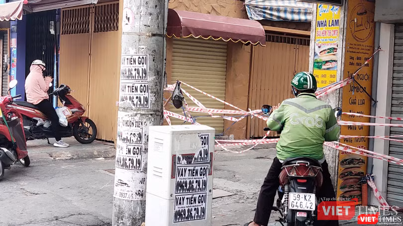 Lực lượng shipper được vận chuyển hàng thiết yếu đi liên quận tới các khu phong toả, cách ly - Ảnh: Hoà Bình