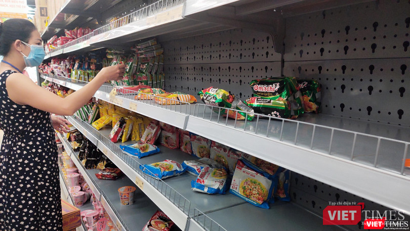 Chỉ còn một số mặt hàng vẫn đang tạm hết, nhưng cơ bản các thực phẩm thiết yếu đều có đủ nguồn cung tới người dân - Ảnh: Hoà Bình