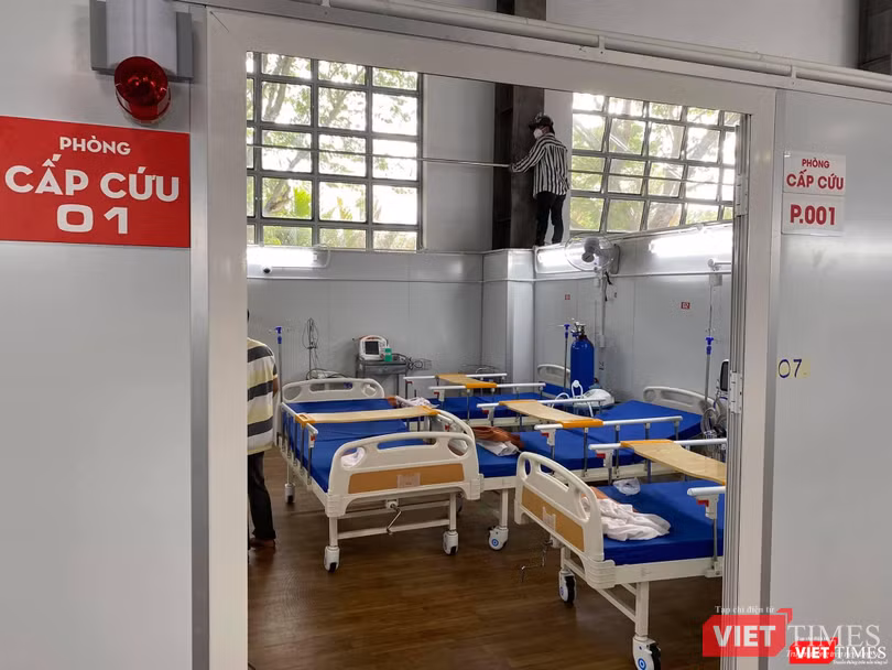 Phòng cấp cứu tại Bệnh viện dã chiến số 16 đang được hoàn tất trước giờ đón bệnh nhân vào điều trị - Ảnh: BYT