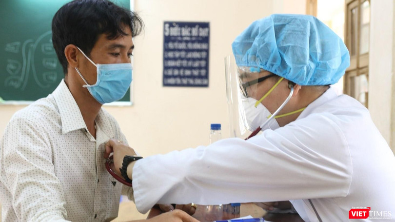 Khám sàng lọc trước khi tiêm chủng COVID-19 cho người dân TP.HCM (Ảnh: TTYT TP Thủ Đức) 