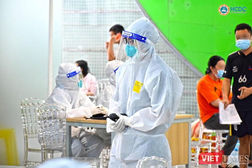 Đón tiếp, hướng dẫn, làm thủ tục nhập viện cho bệnh nhân COVID-19 - Ảnh: HCDC Đón tiếp, hướng dẫn, làm thủ tục nhập viện cho bệnh nhân COVID-19 - Ảnh: HCDC