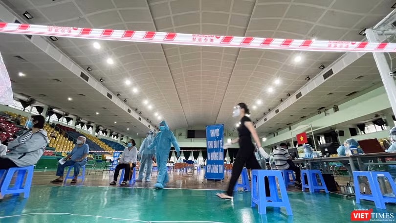 Một điểm tiêm vaccine COVID-19 thực hiện tiêm chủng cho người trên 65 tuổi và người yếu thế ở TP.HCM. Ảnh- Phạm Nguyễn