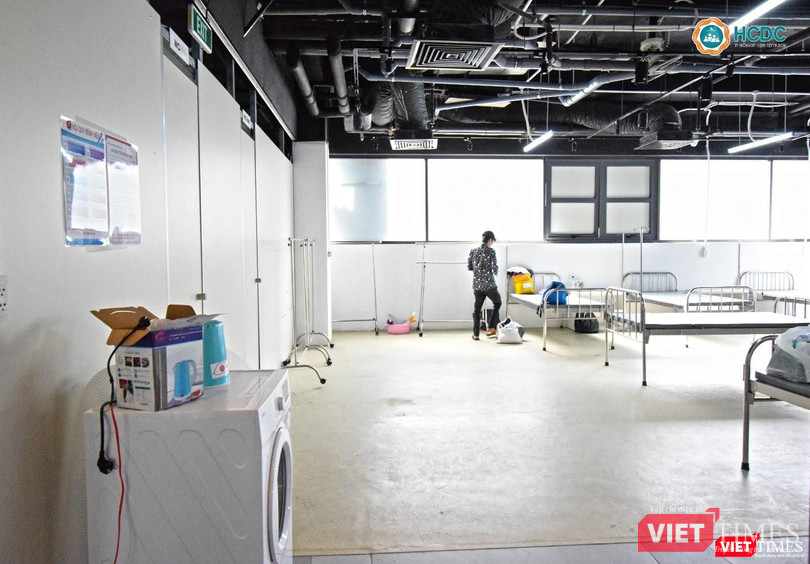Đảm bảo giãn cách trên 2 mét giữa các giường bệnh điều trị COVID-19 - Ảnh: HCDC