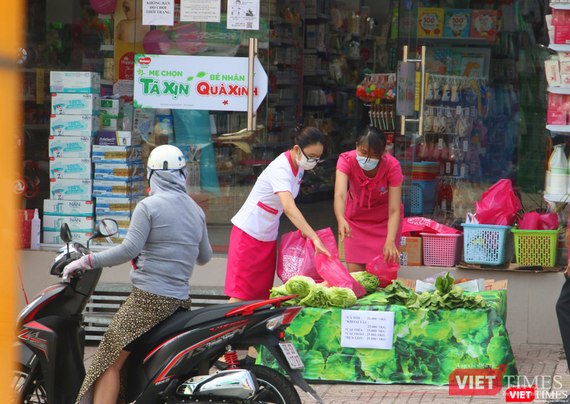 Điểm bán hàng thiết yếu và cung cấp thực phẩm bình ổn giá tới người dân TP.HCM đang trong tâm dịch - Ảnh: Lê Toàn