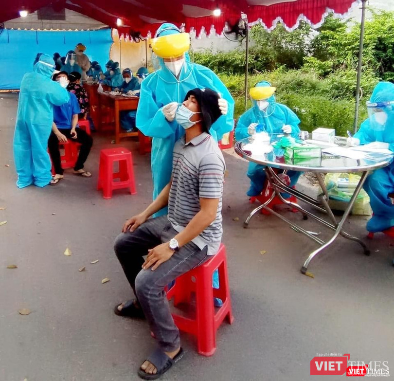 Tăng cường huy động người dân đến các điểm xét nghiệm sàng lọc COVID-19. Ảnh: BYT