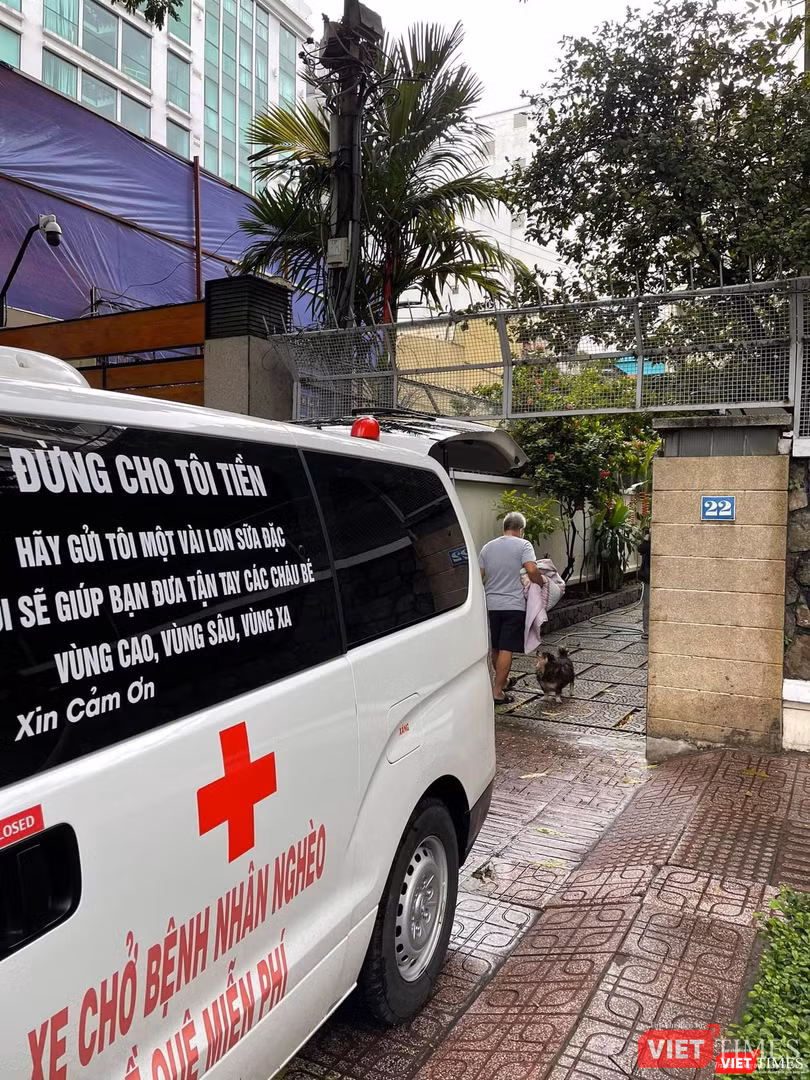 Xe cấp cứu của ông Đoàn Ngọc Hải đến số nhà 22 Trương Định - Ảnh: FBNV