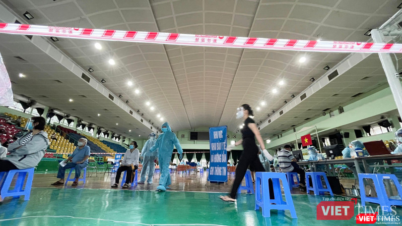 Một điểm tiêm vaccine COVID-19 thực hiện giãn cách đầy đủ. Ảnh: Phạm Nguyễn