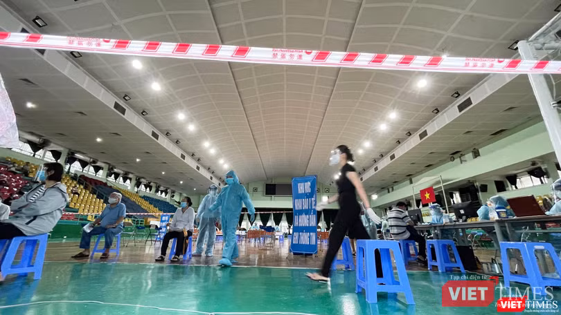 Một điểm tiêm vaccine COVID-19 thực hiện giãn cách đầy đủ. Ảnh: Phạm Nguyễn