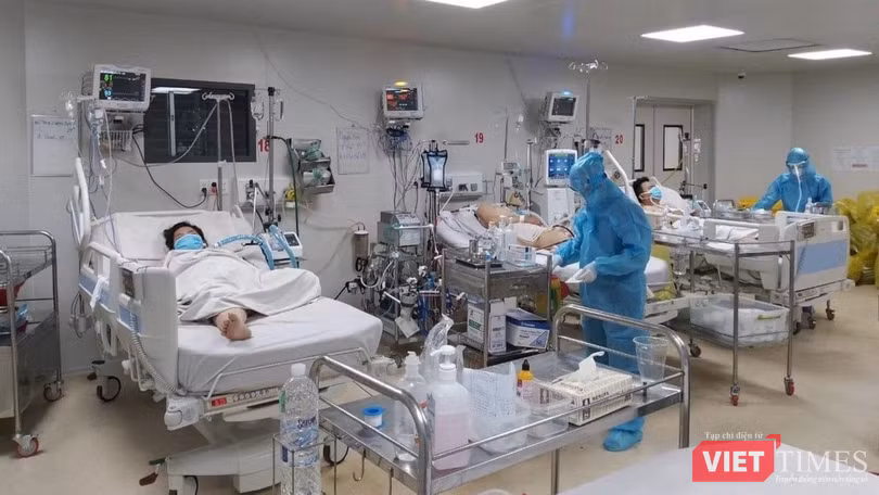 Bộ Y tế tiếp tục chuyển từ kho dã chiến đến Bệnh viện Hồi sức COVID-19 những thiết bị y tế cần thiết. Ảnh: HCDC