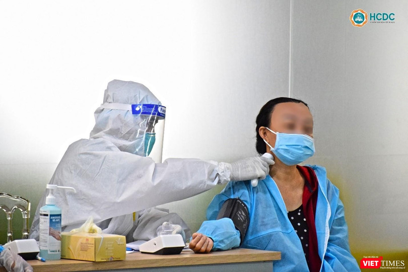 Các bác sĩ chiến đấu hết sức để giành giật sự sống cho người bệnh trong quá trình điều trị bệnh nhân COVID-19. Ảnh: HCDC