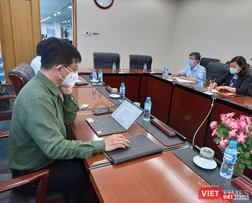 Chủ tịch tỉnh Bình Dương (thứ 2 từ phải sang) làm việc với Tổ công tác Bộ Y tế ngày 22/7