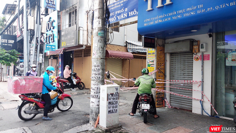 Shipper vận chuyển hàng thiết yếu tới khu phong toả, cách ly tại quận 10 (TP.HCM) - Ảnh: Hoà Bình