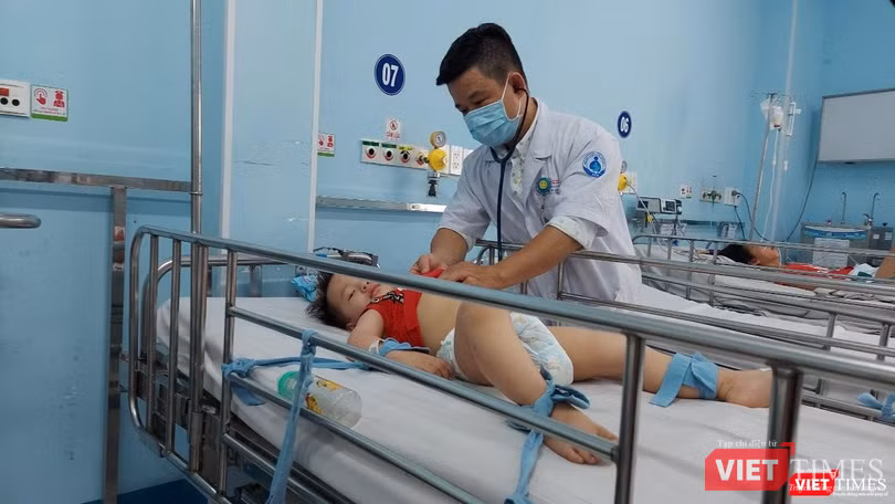 Bác sĩ Dư Tuấn Quy, Trưởng Khoa Nhiễm - BV Nhi Đồng 1 (TP.HCM) khám cho bệnh nhi. Ảnh: HB