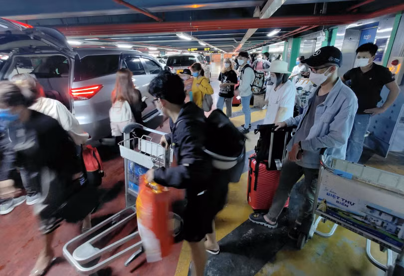 Bắt xe khó khăn và tình trạng bát nháo ở sân bay Tân Sơn Nhất. Ảnh: Thanh niên