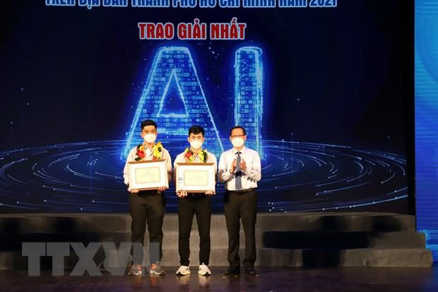 Trao giải cuộc thi năm 2021 cho các cá nhân và tập thể. Ảnh: TTXVN