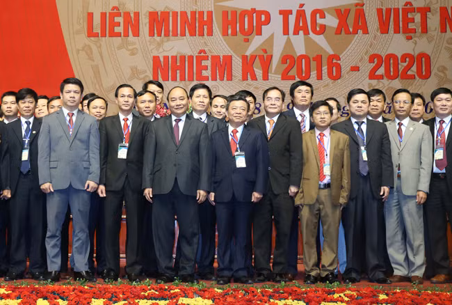 Thủ tướng chụp ảnh cùng các đại biểu tham dự Đạ hội toàn quốc Liên minh Hợp tác xã Việt Nam.