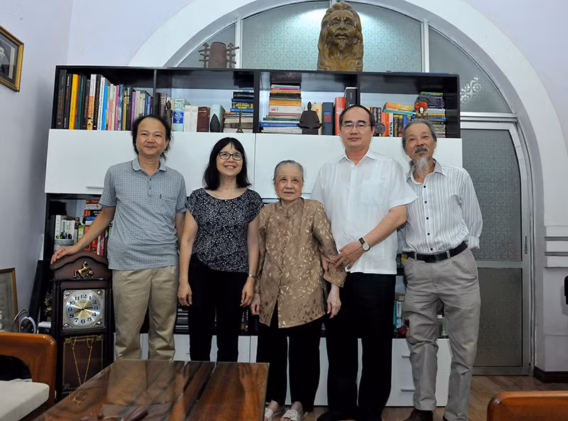 Chủ tịch Ủy ban Trung ương MTTQ Việt Nam Nguyễn Thiện Nhân và gia đình cố nhạc sĩ Văn Cao. Ảnh: VGP/Hoàng Long