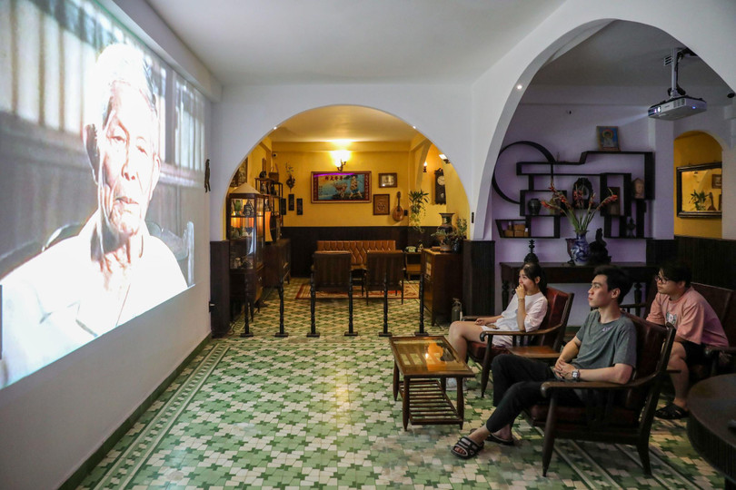 Du khách trẻ được xem lại những thước phim về biệt động Sài Gòn tại Bảo tàng