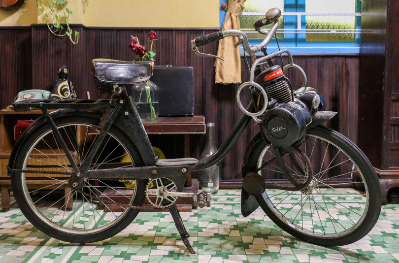 Chiếc xe đạp máy hiệu Solex của Pháp, sản xuất thập niên 1950 của nữ giao liên Ngọc Huệ tặng cho bảo tàng. Trước kia, bà từng dùng xe này để đưa thông tin, tài liệu cho lực lượng kháng chiến
