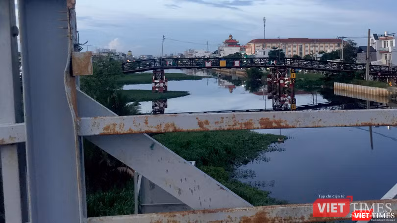 Những cây cầu tạm cũng đã hoen gỉ vì quá già, tiềm ẩn nhiều nguy cơ vào giờ cao điểm cho người dân khi tham gia giao thông.