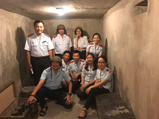 Các đơn vị, cơ quan đến tham quan, chụp ảnh tại căn hầm bí mật trong quán cà phê Biệt động Sài Gòn.