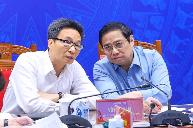 Thủ tướng Phạm Minh Chính trao đổi với Phó Thủ tướng Vũ Đức Đam tại Hội nghị. Ảnh: Thông tin Chính phủ