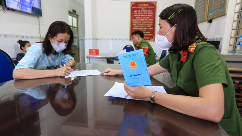 Khi công dân xuất trình thẻ Căn cước công dân theo yêu cầu, cơ quan, tổ chức, cá nhân có thẩm quyền không được yêu cầu công dân xuất trình thêm giấy tờ khác. Khi công dân xuất trình thẻ Căn cước công dân theo yêu cầu, cơ quan, tổ chức, cá nhân có thẩm quyền không được yêu cầu công dân xuất trình thêm giấy tờ khác.