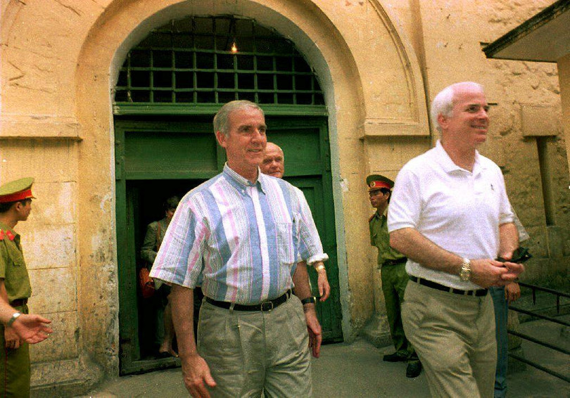 Thuong nghi si John McCain qua doi hinh anh 4