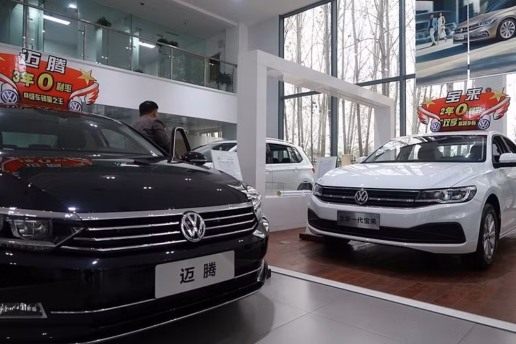 Những chiếcBora và Magotan của Volkswagentrưng bày tại một đại lý ở Pingdingshan, Hà Nam, Trung Quốc. Ảnh: Reuters