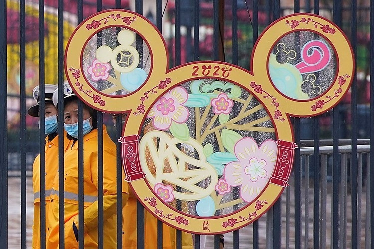Nhân viên đeo khẩu trang tạiDisney Resort ở Thượng Hải ngày 25/1. Ảnh: Reuters