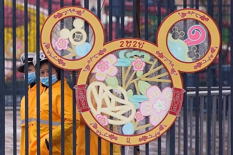 Nhân viên đeo khẩu trang tạiDisney Resort ở Thượng Hải ngày 25/1. Ảnh: Reuters