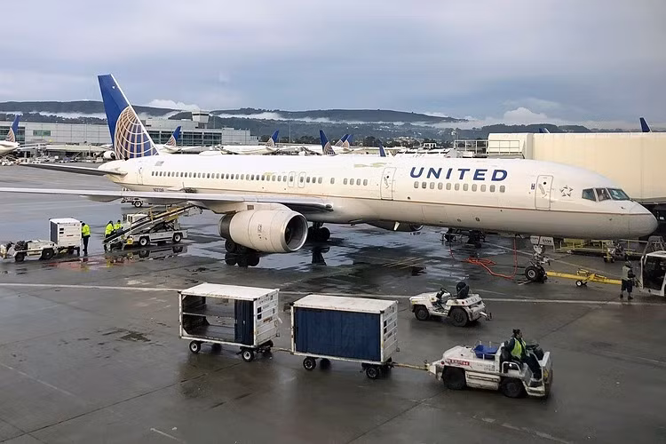 Tác động của Covid-19 đến kinh tế toàn cầu qua những con số ảnh 1 Máy bay củaUnited Airlines tại Sân bay quốc tế San Francisco. Ảnh: AP