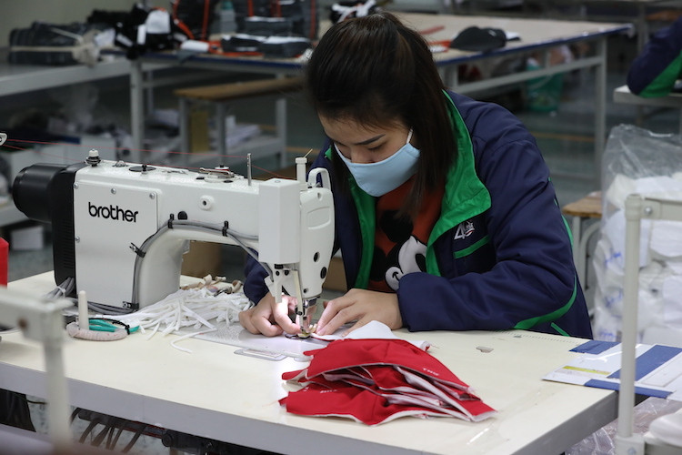 Sản xuất khẩu trang tại Công ty May TNG. Ảnh: Anh Minh