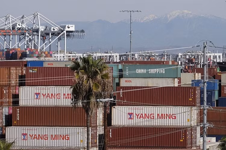 Container tại cảngLos Angeles. Ảnh: Zuma Press