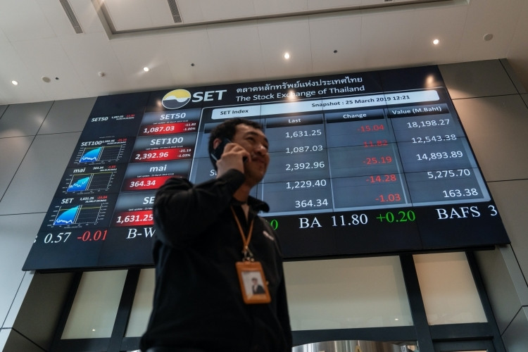 Bảng giao dịch điện tử bên ngoài Sở giao dịch chứng khoán Thái Lan (SET). Ảnh: Bloomberg