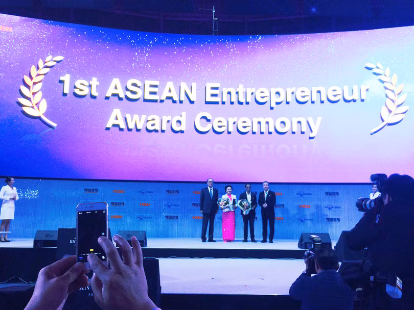 World Knowledge Forum 17 vinh danh Chủ tịch SeABank Nguyễn Thị Nga.