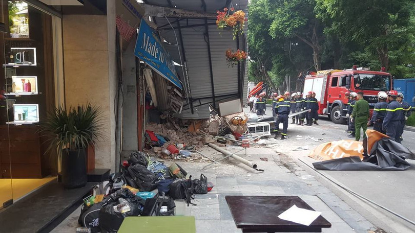 Sập tường nhà cạnh hồ Gươm, nhiều người bỏ chạy ảnh 10 sâp nhà,Hà Nội