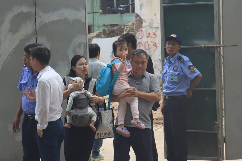 Sập tường nhà cạnh hồ Gươm, nhiều người bỏ chạy ảnh 9 sâp nhà,Hà Nội