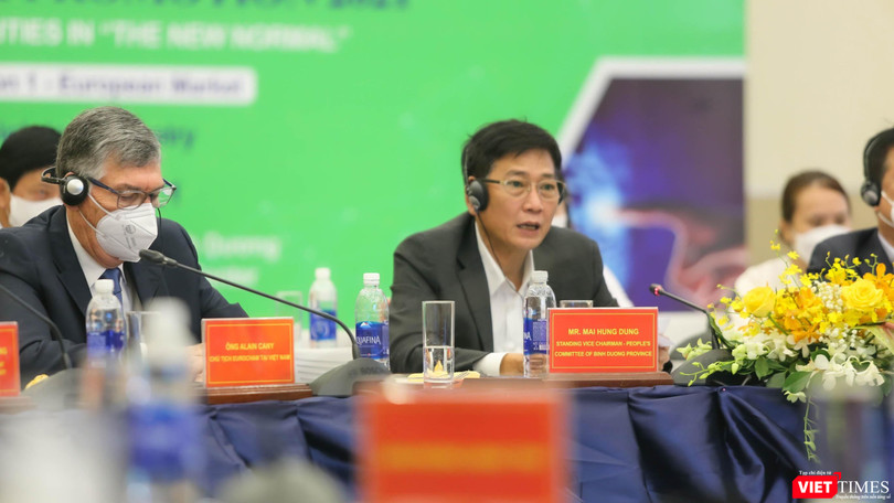 Ông Mai Hùng Dũng - Phó Chủ tịch thường trực tỉnh Bình Dương phát biểu tại hội nghị ngày 9/12/2021. Ảnh: HB