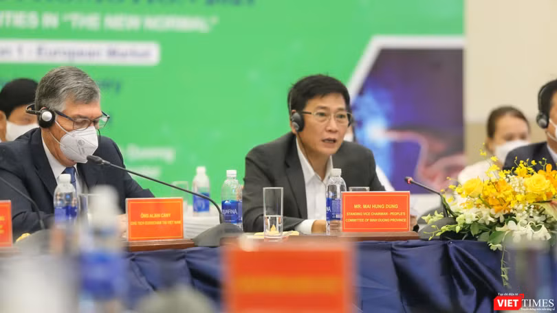 Ông Mai Hùng Dũng - Phó Chủ tịch thường trực tỉnh Bình Dương phát biểu tại hội nghị ngày 9/12/2021. Ảnh: HB