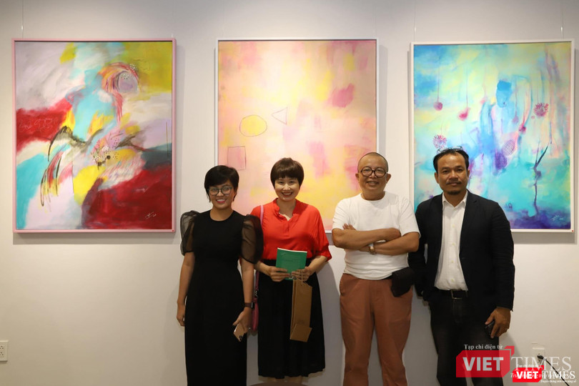 Hoạ sĩ Lê Kinh Tài - áo trắng - đến chia vui với ng.anhanh (áo đen, ngoài cùng bên trái ảnh)